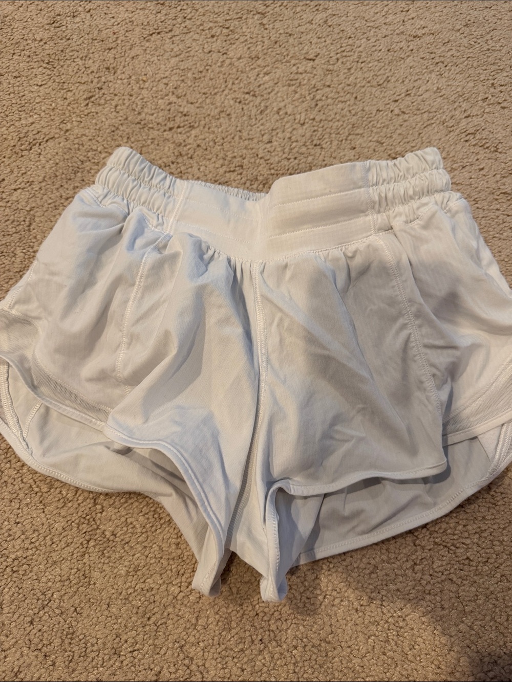 Lululemon White Women's Athletic hotty hot 2.5 inch shorts sz 2